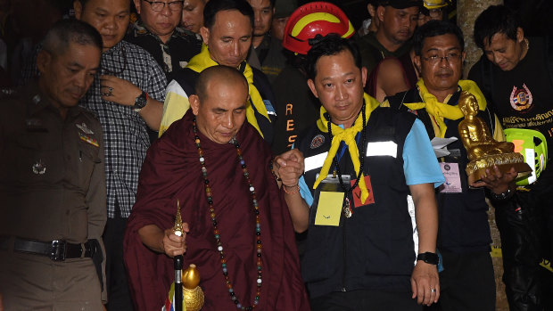 Monk Kruba Boonchum prayed with he families to the Princess spirit. 