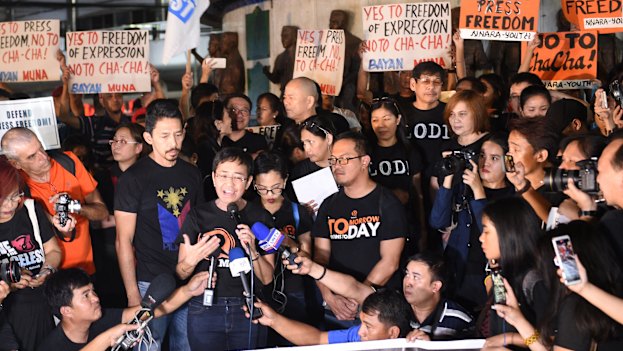  Ressa (holding a microphone) and fellow journalists campaigning for press freedom. Since 2018, Ressa, Rappler and its staff have faced 13 government investigations.