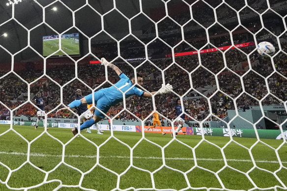 Cody Gakpo scores for the Netherlands against Ecuador.