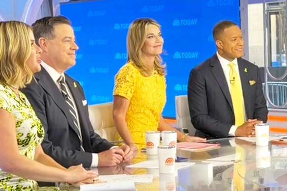 Guthrie, al centro, con i colleghi, da sinistra, Jenna Bush Hager, Carson Daly e Craig Melvin durante lo spettacolo Today a New York lunedì.