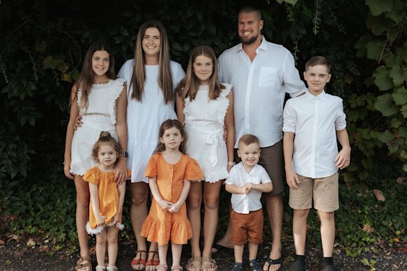 Pippa White with parents Annah and Brock, sisters Tamika, Sophie, and Lucy, twin brother Leo, and brother Bodhi.