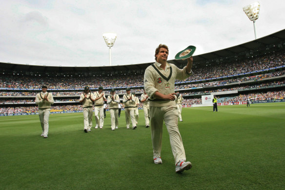 Shane Warne is given a standing ovation after claiming his 700th Test  wicket at the MCG on Boxing Day 2006.