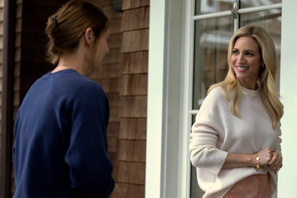 Claire Danes como Aggie Wiggs e Brittany Snow como Nina em The Beast in Me.