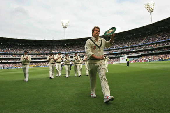 Shane Warne is given a standing ovation after claiming his 700th Test wicket at the MCG on Boxing Day 2006.