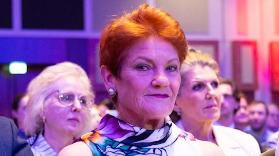 La leader di One Nation Pauline Hanson con il capo dello staff James Ashby (a sinistra) al CPAC Gran Bretagna 2026.