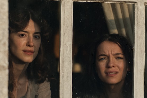 Daisy Edgar-Jones stars as Elinor Dashwood and Esmé Creed-Miles as Marianne Dashwood in SENSE AND SENSIBILITY, a Focus Features release.