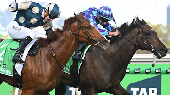 Harry Coffey no lacaio leve apenas supera Declan Bates e Jenni Pride no poste.