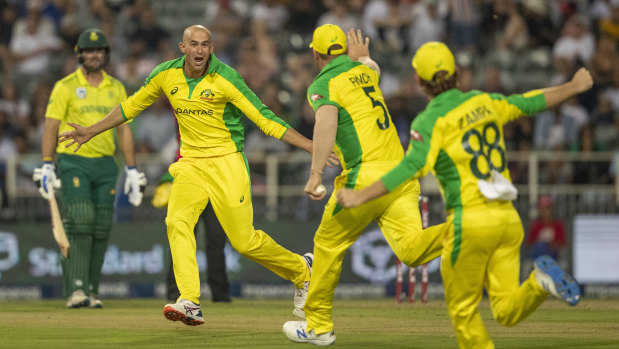 Ashton Agar celebrates with teammates after dismissing South Africa's Dale Steyn.