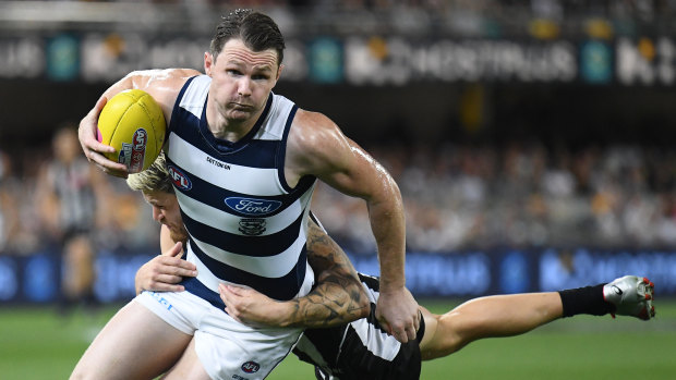 Patrick Dangerfield looks to shrug off a tackle.