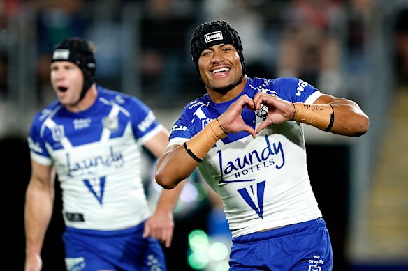 Stephen Crichton scores for the Bulldogs.