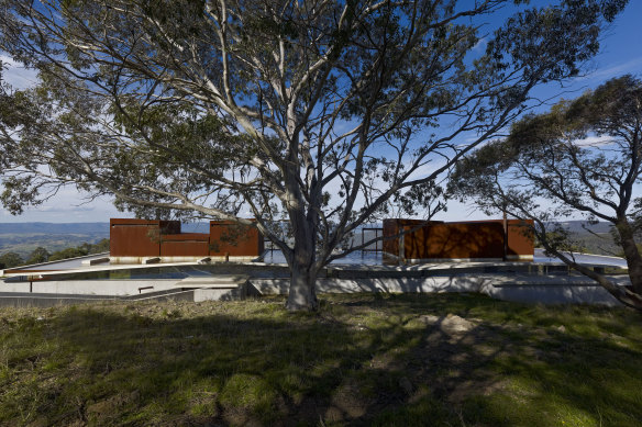 The award-winning  Inivisible House by Peter Stutchbury is available for holiday rentals.