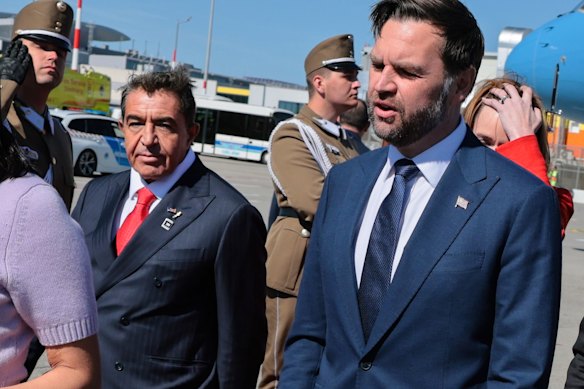 Paolo Zampolli, amico del presidente Donald Trump e inviato di Trump per le partnership globali, cammina sul tappeto rosso con il vicepresidente JD Vance all'aeroporto internazionale Ferenc Liszt di Budapest la scorsa settimana.