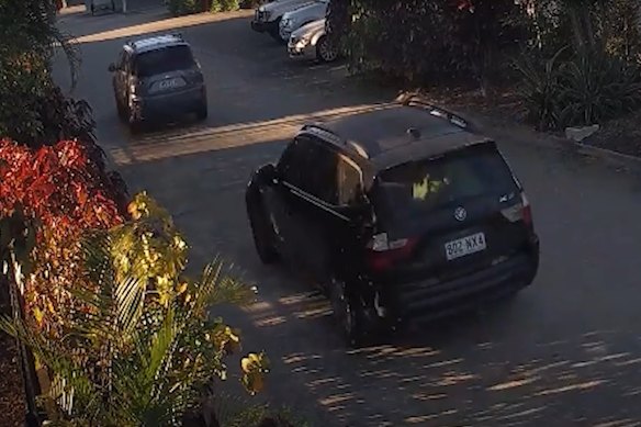 A polícia buscou informações sobre três veículos ligados ao desaparecimento de Andrew Burow.