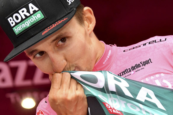 Jai Hindley kisses his team colours after claiming the pink jersey at the Giro d’Italia’s penultimate stage last year.