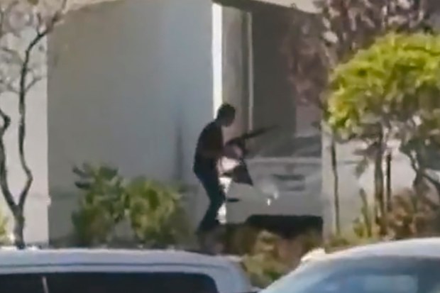 Tanıklar tarafından çekilen bu görüntü, Twin Falls, Idaho'daki bir In-N-Out Burger restoranında gerçekleşen saldırının sahnesini gösteriyor.