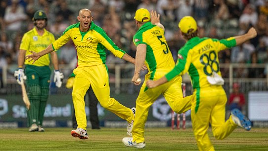 Ashton Agar celebrates with teammates after dismissing South Africa's Dale Steyn.