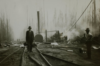Workers leaving the Noojee area in Gippsland after the 1939 Black Friday  bushfires.