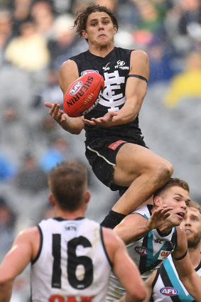 Charlie Curnow flies high for the Blues.