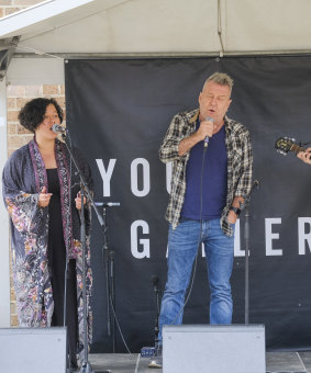 Jimmy Barnes and daughter Mahalia sing at the fundraiser for the planned gallery in the old dairy at Retford Park.