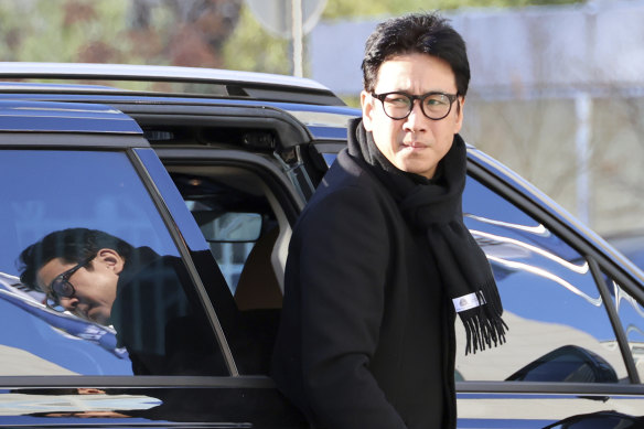 Actor Lee Sun-kyun gets out of a car upon his arrival at a police station on Saturday.