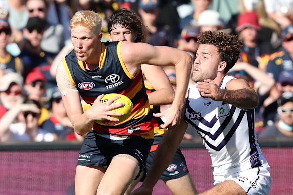 Elliott Himmelberg tries to escape Griffin Logue at the Adeliade Oval.