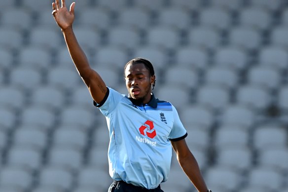 Jofra Archer celebrates the dismissal of David Warner in the second ODI.
