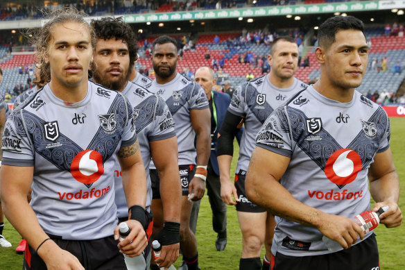 Warriors players trudge off after their loss to the Knights in Newcastle on Saturday.