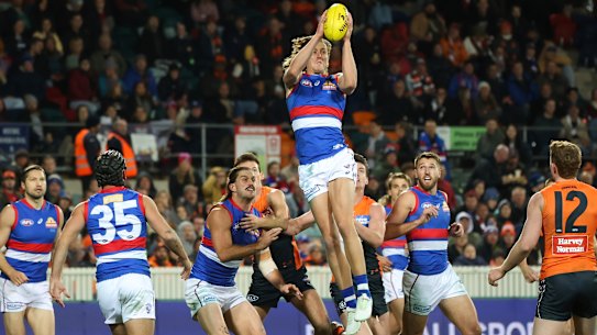 Aaron Naughton pulls in a mark for the Bulldogs.