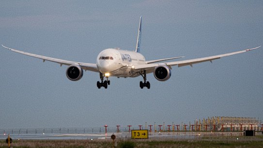 Un vuelo de United Airlines procedente de Los Ángeles acercándose a la Bahía de Moreton.