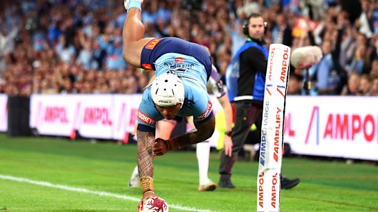 BRISBANE, AUSTRALIA - MAY 28: Brian To’o of the Blues dives over to score a try during game one of the Men’s State of Origin series between Queensland Maroons and New South Wales Blues at Suncorp Stadium on May 28, 2025 in Brisbane, Australia. (Photo by Chris Hyde/Getty Images)