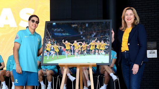 Matildas captain Sam Kerr and Queensland Premier Annastacia Palaszczuk with the photograph the statue is to be based on.
