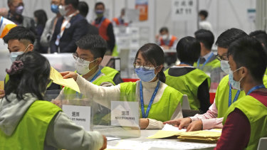 Los trabajadores electorales cuentan los votos en un colegio electoral en Hong Kong después de las elecciones legislativas del domingo.