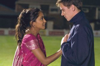 Nagra 和 Jonathan Rhys Meyers 在 Bend It Like Beckham 中。