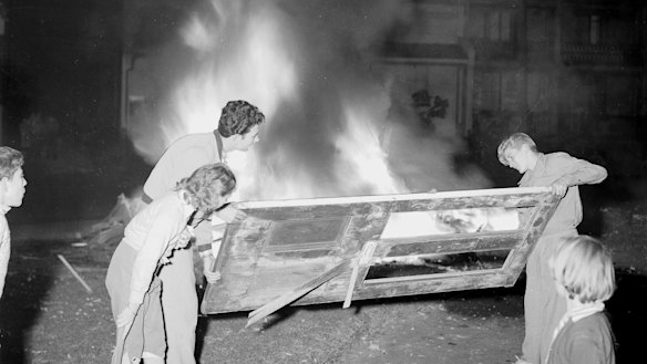 Locals build their bonfire in Paddington in Sydney's east, 23 May 1959. 