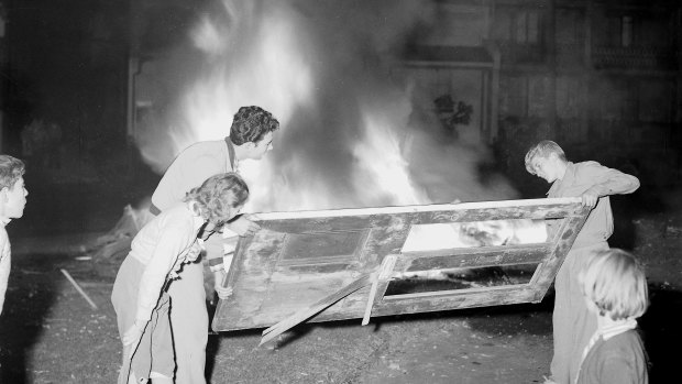 Locals build their bonfire in Paddington in Sydney's east, 23 May 1959. 
