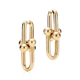Franklin’s go-to jewellery includes Tiffany & Co “Link” earrings.