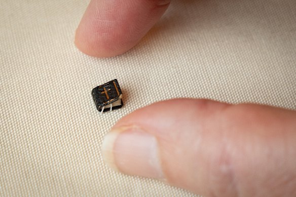 El libro más pequeño de la biblioteca contiene el Padrenuestro en muchos idiomas.