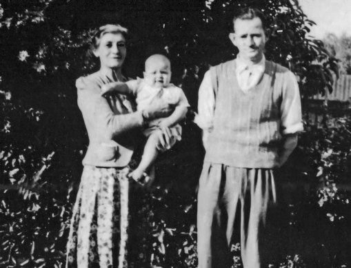 WWI veteran and sometimes local footballer Jim Fyfe with wife Kath and granddaughter Shirley.