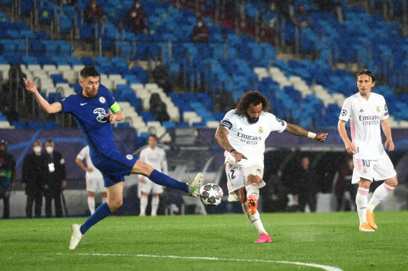 Marcelo tries to find the net while under pressure.