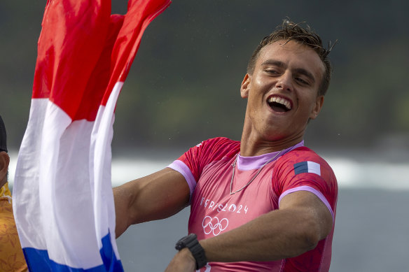 Kauli Vaast celebrates his gold medal.
