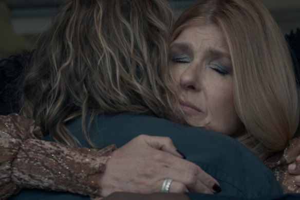 Connie Britton 在《亲爱的爱德华》中饰演 Dee Dee。