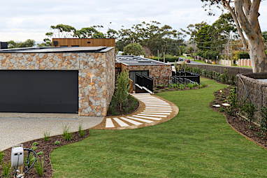 Shaynna’s first word upon seeing the team’s front yard was a simple, “Wow”. She was immediately taken by the stone work on the garage, as was Darren Palmer, who called the colour and texture “perfect”.