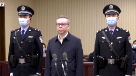 Lai Xiaomin, centre, was sentenced to death for taking bribes.