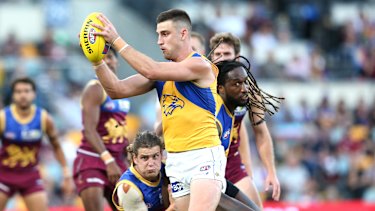 Elliot Yeo grabs the ball.