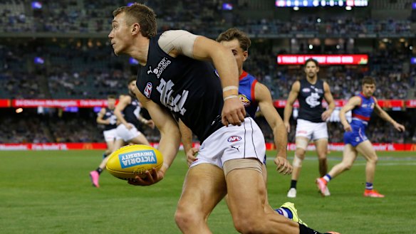 Patrick Cripps looks to dish off a handball against the Western Bulldogs.