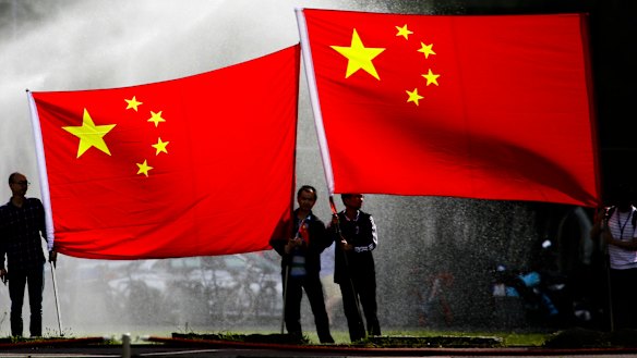 People wait for Chinese Premier Li Keqiang outside the German chancellery in Berlin in 2018.