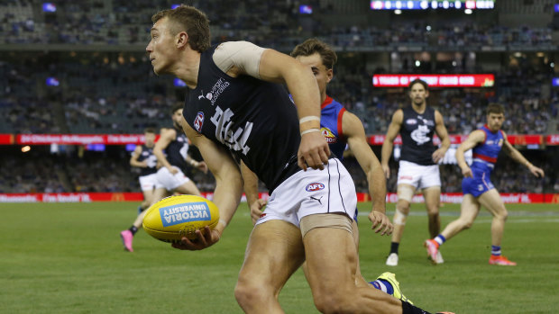 Patrick Cripps looks to dish off a handball against the Western Bulldogs.