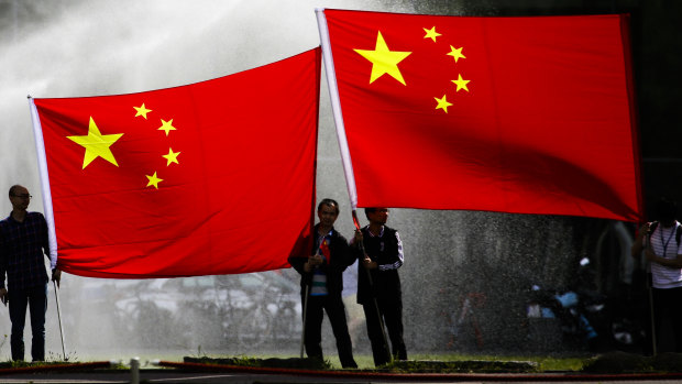 People wait for Chinese Premier Li Keqiang outside the German chancellery in Berlin in 2018.