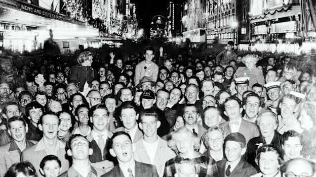 Tens of thousands of Melburninans turned out to see a light show for the Queen's tour in 1954.