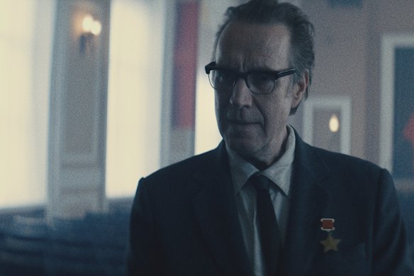 Rhys Ifans in Star City.